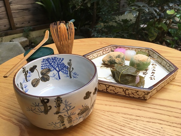 春の和菓子と抹茶茶碗 | 京のやきもの 泉涌寺 俊山窯 | 泉涌寺のふもと 